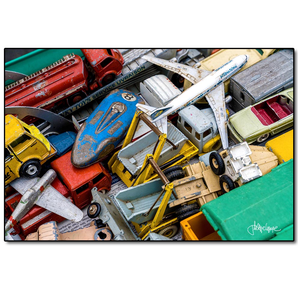 Caisse de caisses, petites voitures miniatures - tableau photographie  poster - Philippe Lepape